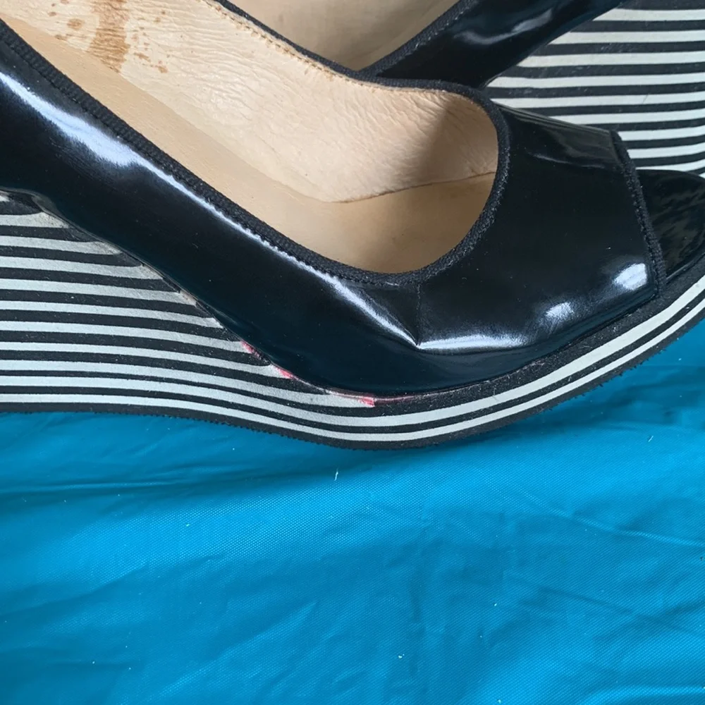 Gently worn Michael Kors Adlai’s Black and Cream Strip Wedge Shoes.
